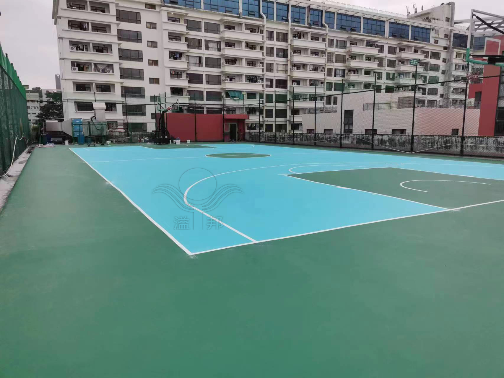 建一個(gè)籃球場(chǎng)需要多少錢？哪個(gè)籃球場(chǎng)建設(shè)廠家最劃算？
